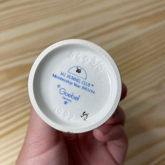 Goebel Hummel “A Sweet Offering ” 549/3/0 Figurine - Picture 2 of 3